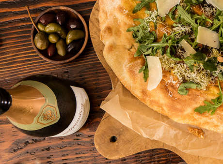 Schramsberg Blanc de Blanc sparkling wine paired with Greek olives and arugula and Parmesan flatbread