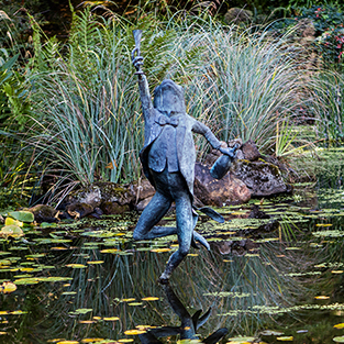 Schramsberg's pond with the "Riddler" frog statue